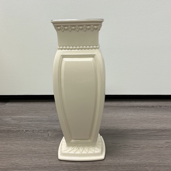 Lenox FORUM COLLECTION CHINA 9 3/4" NEOCLASSIC EMBOSSED VASE - new in box - Picture 4 of 11
